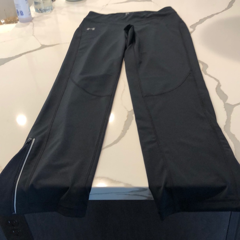 Under Armour black zip ankle size medium pant